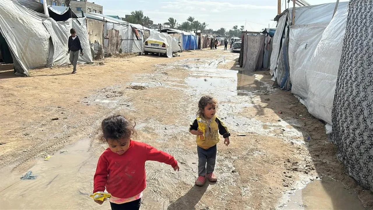 Gazze'de hayatlar sular altında: Kış şartları Filistinlilerin çadırlarını çamur göletlerine çevirdi