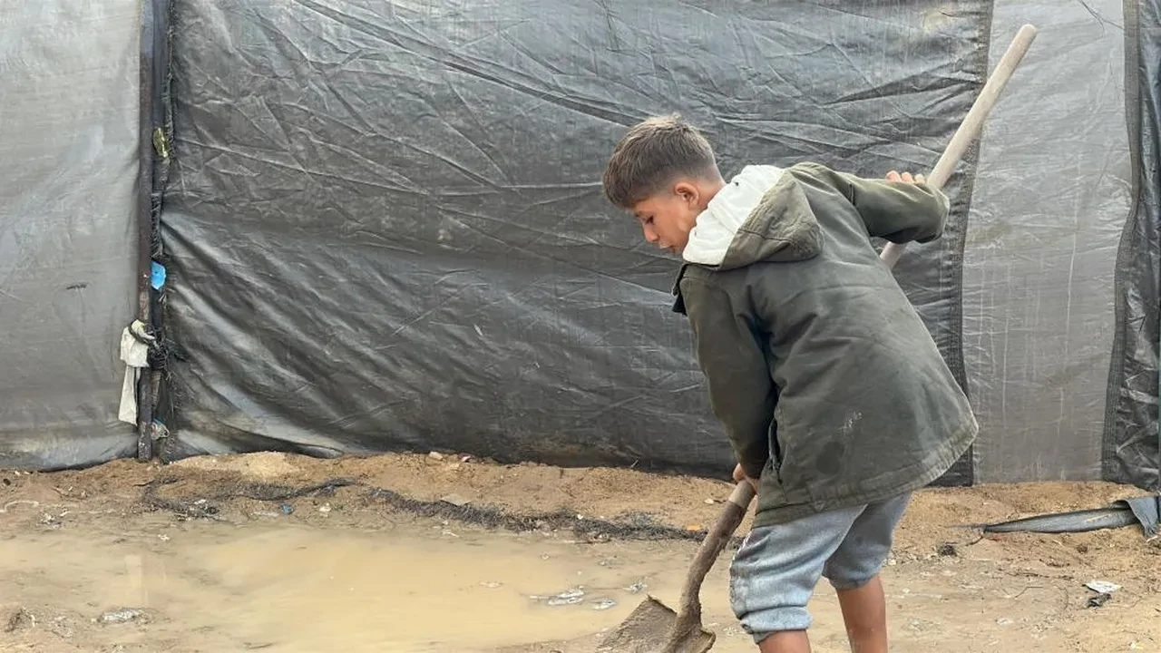 Gazze'de hayatlar sular altında: Kış şartları Filistinlilerin çadırlarını çamur göletlerine çevirdi