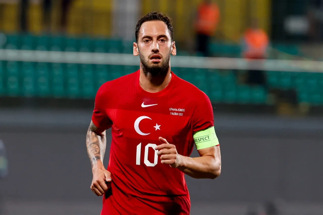 Hakan Çalhanoğlu İspanya Türkiye maçında neden yok, oynamıyor? Hakan Çalhanoğlu A Milli Takım kadrosundan çıkarıldı