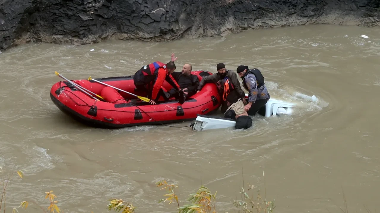 Hakkari’de işçi kamyoneti Zap Suyu’na uçtu: Ölü ve yaralılar var!