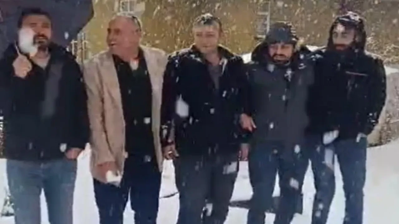 Hakkari’de kar yağışına halaylı kutlama