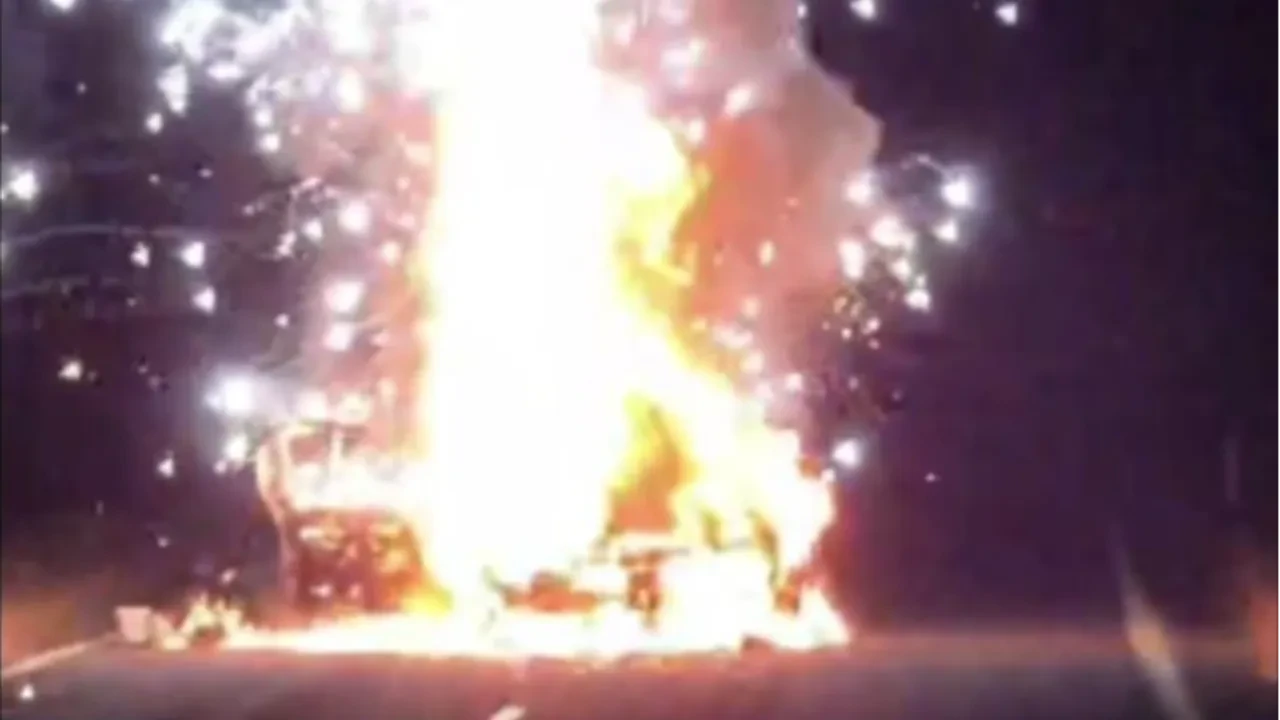 Hilvan’da otomobil bomba gibi patladı: Korku dolu anlar!