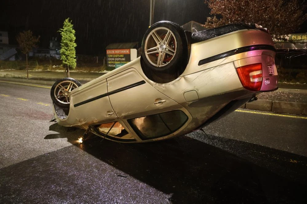 Takla atan otomobilin sürücüsü kaçtı, yerine yarım saat sonra babası geldi