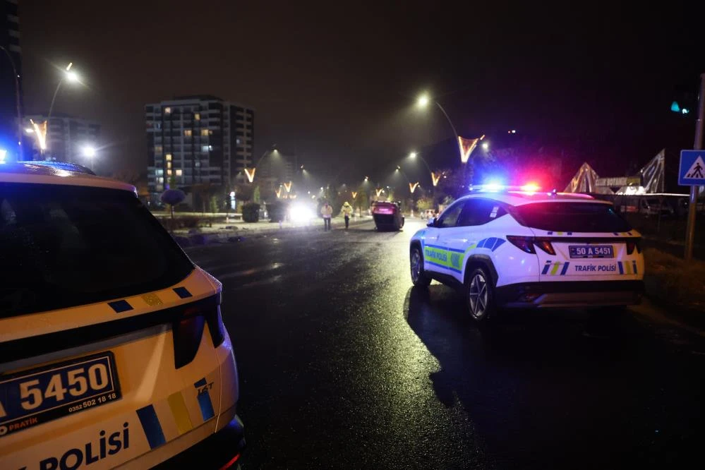 Takla atan otomobilin sürücüsü kaçtı, yerine yarım saat sonra babası geldi