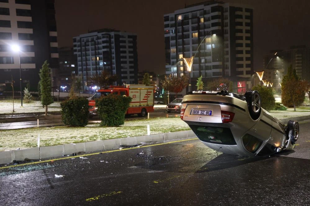 Takla atan otomobilin sürücüsü kaçtı, yerine yarım saat sonra babası geldi