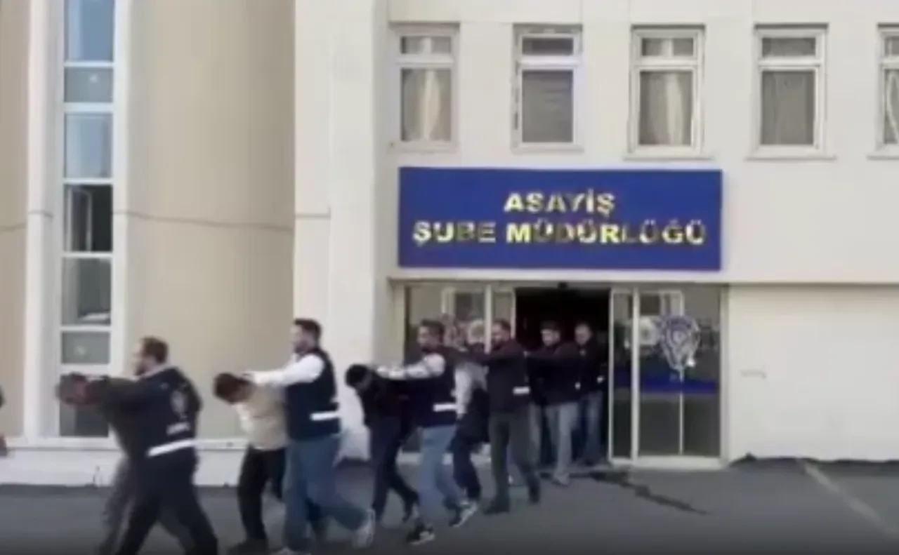 İnternetten tanışıp erkekleri ağlarına böyle düşürüyorlar! 'Çat çat' dolandırıcılar enselendi