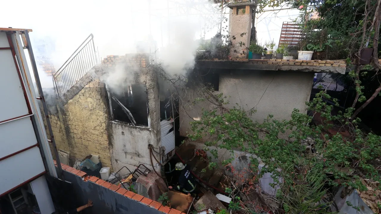 Kanepenin altını çakmakla kontrol ederken evi yaktı! Yaşlı çifti komşular kurtardı