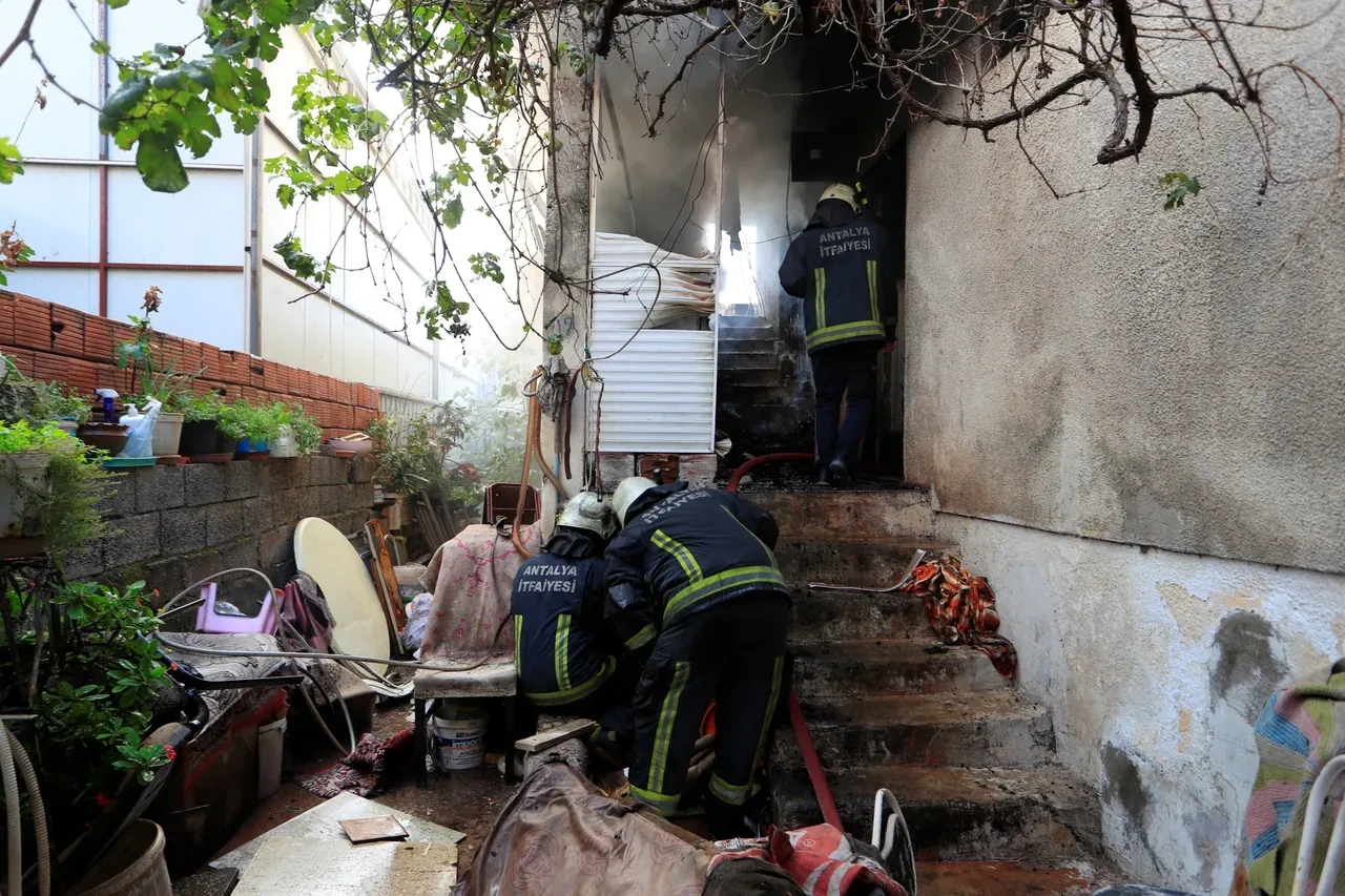Kanepenin altını çakmakla kontrol ederken evi yaktı! Yaşlı çifti komşular kurtardı