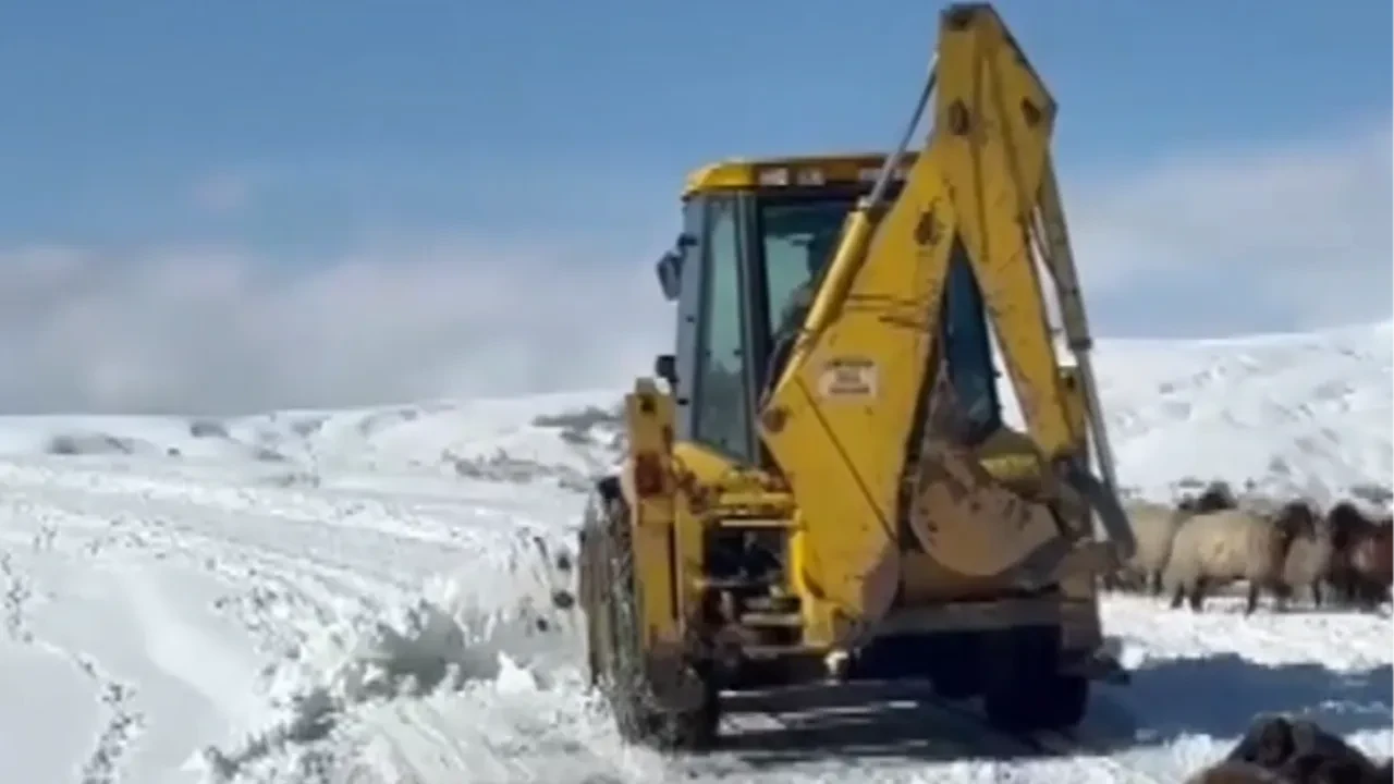 Kar nedeniyle 14 köy yolu kapandı! Mahsur kalan araçları ekipler kurtardı
