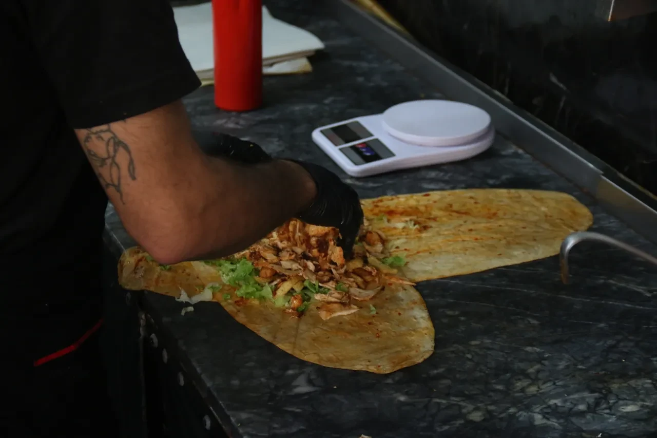 Kiloluk tavuk dürümü 150 TL’den satıyor! “Kurtarmasa bu fiyattan vermeyiz”