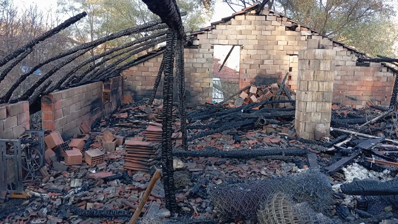 Konya'da ev yangını: Küle döndüler!