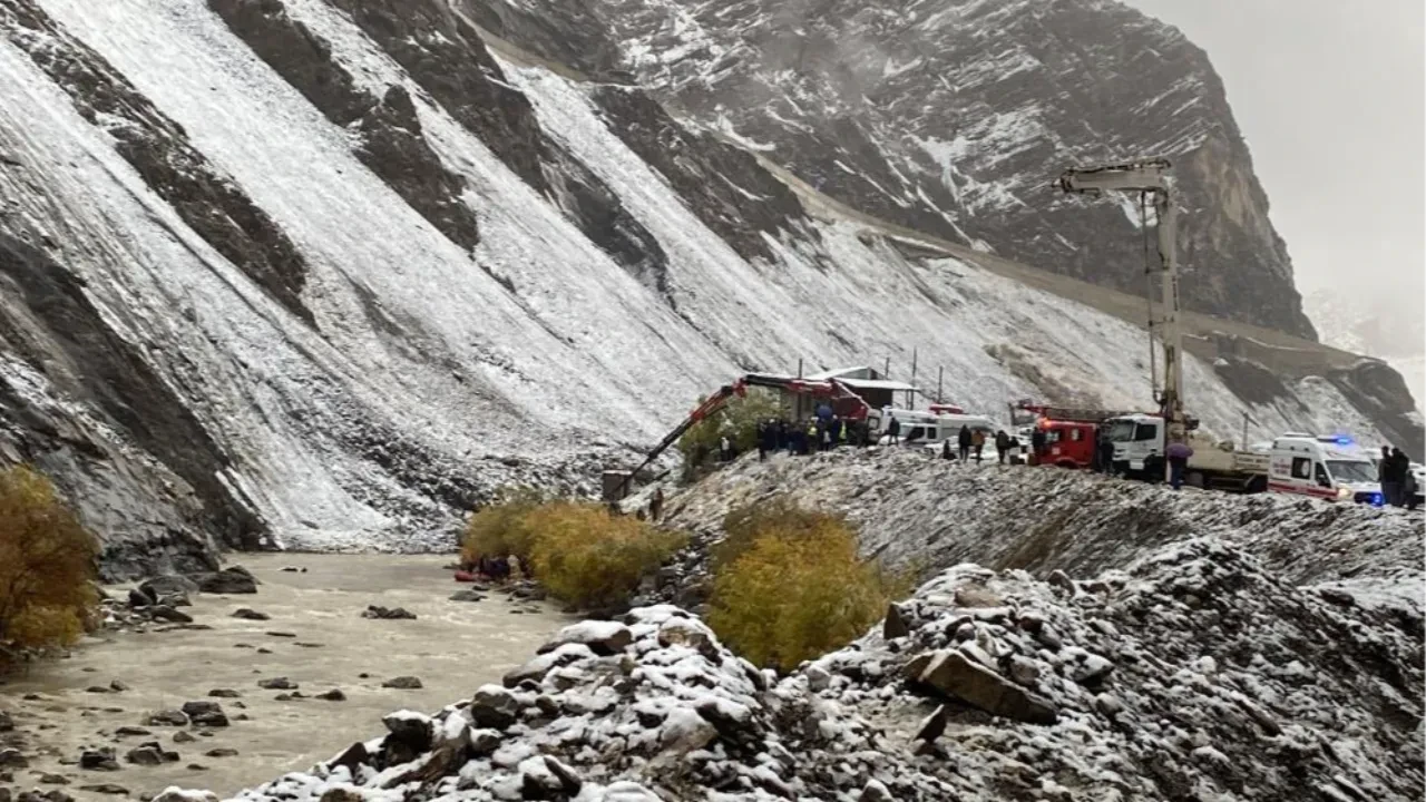 Korku dolu anlar kamerada! Kopan kayaya çarpmamak için akarsuya uçtular