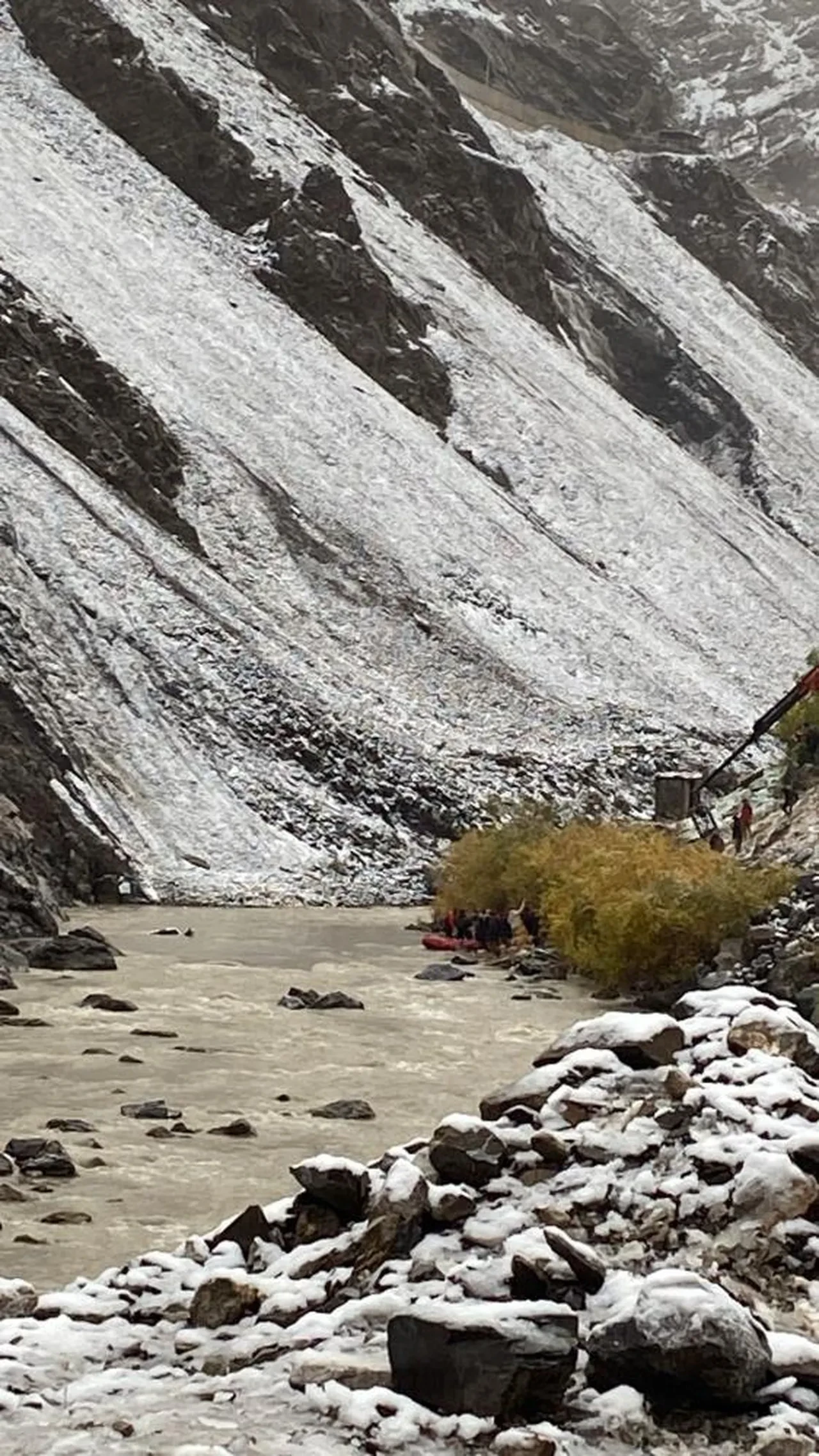 Korku dolu anlar kamerada! Kopan kayaya çarpmamak için akarsuya uçtular