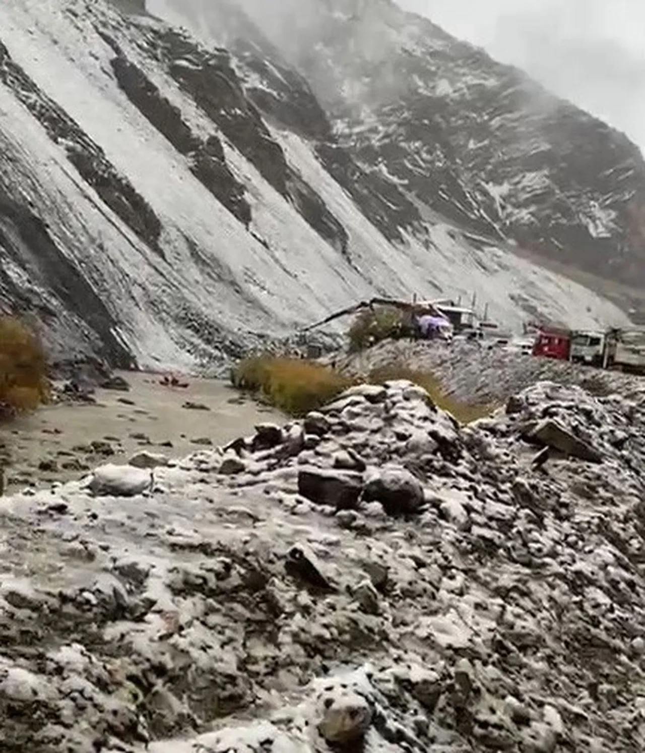 Korku dolu anlar kamerada! Kopan kayaya çarpmamak için akarsuya uçtular