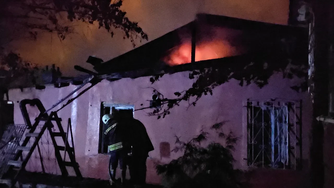 Korkunç yangında evde mahsur kaldılar! 2'si çocuk 4 kişiyi itfaiye kurtardı