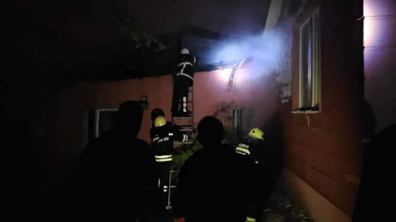 Korkunç yangında evde mahsur kaldılar! 2'si çocuk 4 kişiyi itfaiye kurtardı