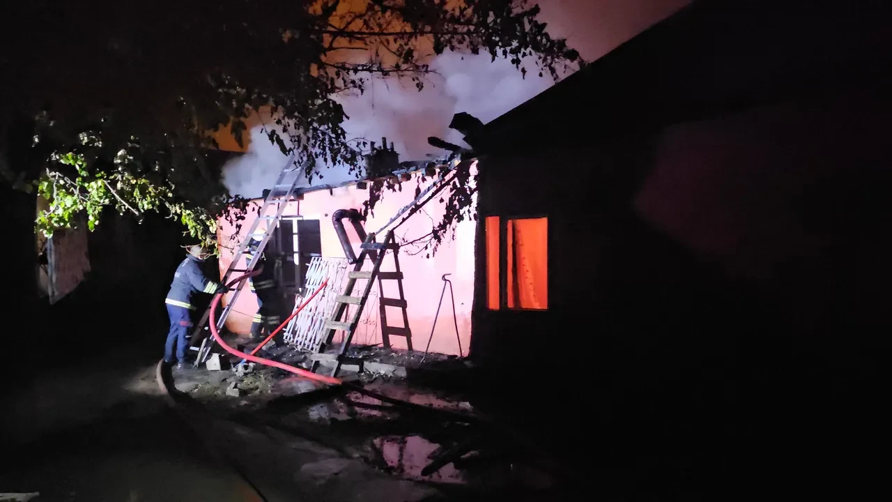 Korkunç yangında evde mahsur kaldılar! 2'si çocuk 4 kişiyi itfaiye kurtardı