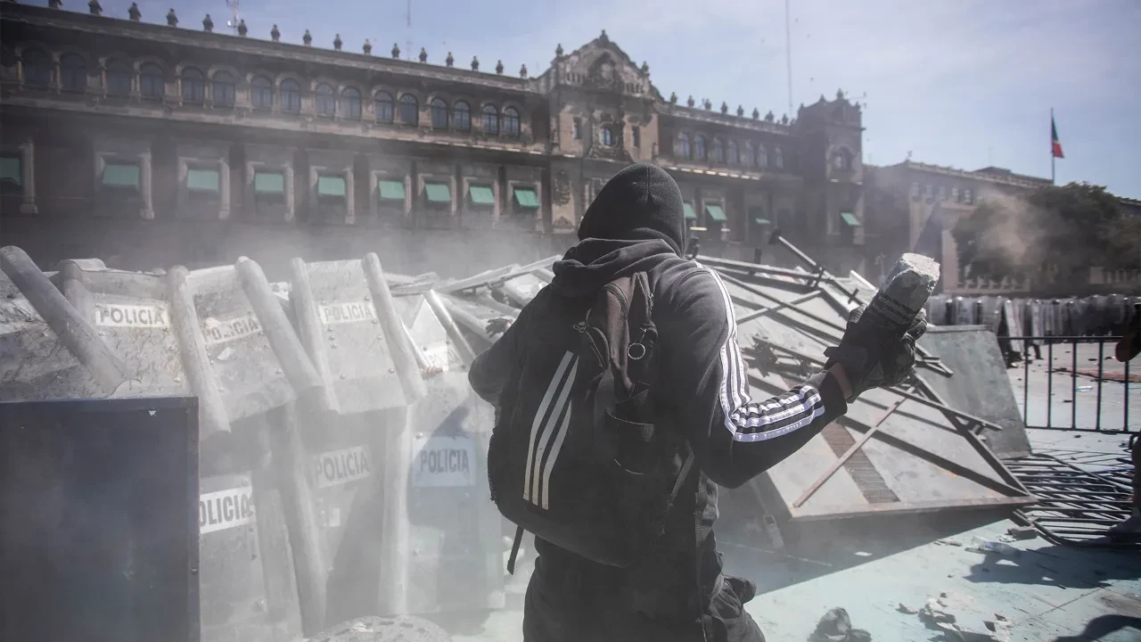 Meksika sokakları savaş alanına döndü! Binlerce kişi hükümete karşı Ulusal Saray'a yürüdü