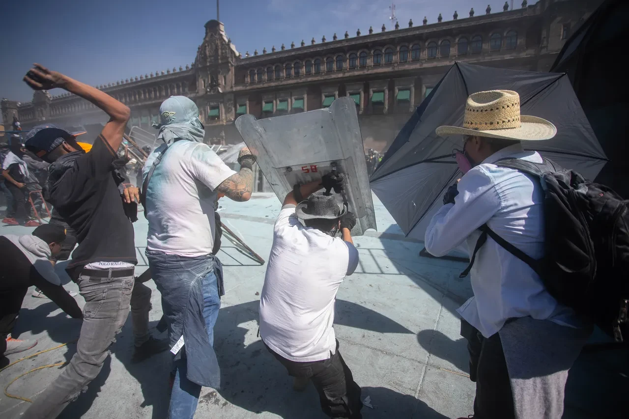 Meksika sokakları savaş alanına döndü! Binlerce kişi hükümete karşı Ulusal Saray'a yürüdü
