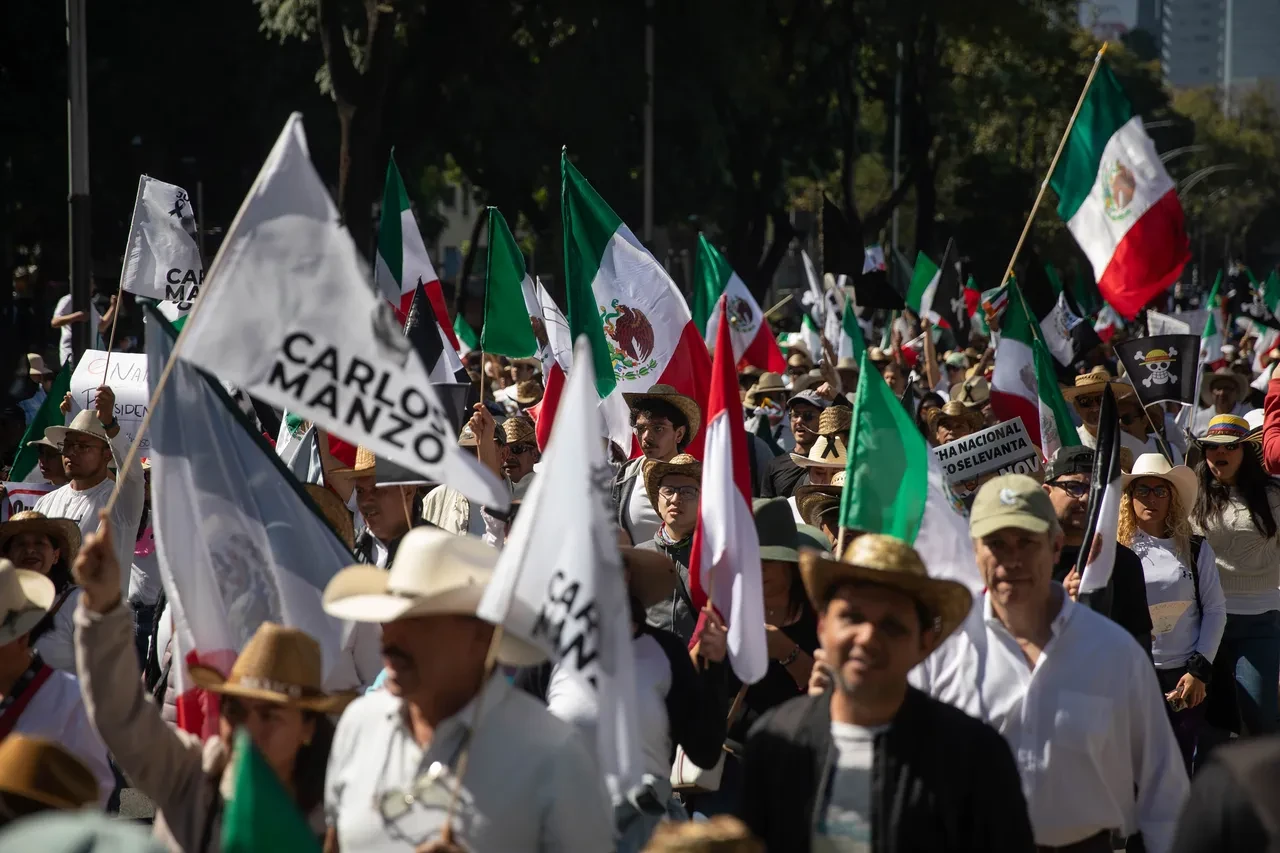 Meksika sokakları savaş alanına döndü! Binlerce kişi hükümete karşı Ulusal Saray'a yürüdü