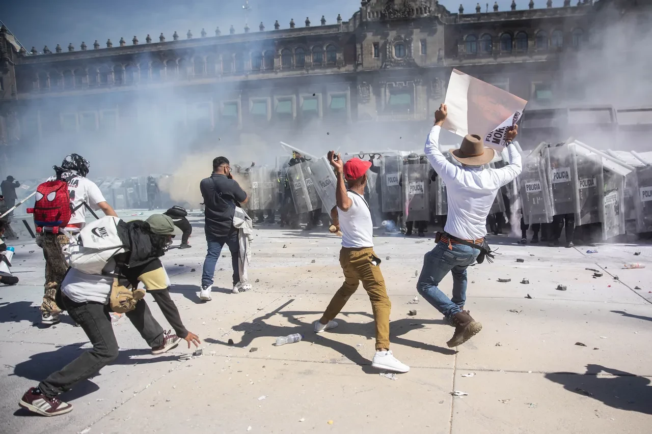 Meksika sokakları savaş alanına döndü! Binlerce kişi hükümete karşı Ulusal Saray'a yürüdü