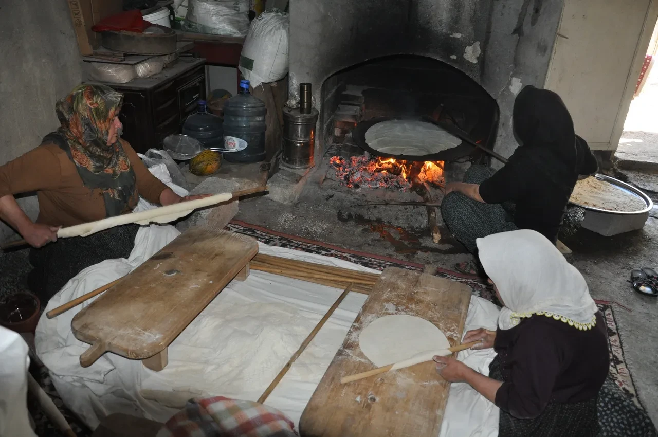 Niğde'de asırlık dayanışma: Kadınlar "keşik" usulüyle kışlık yufkalarını hazırlıyor