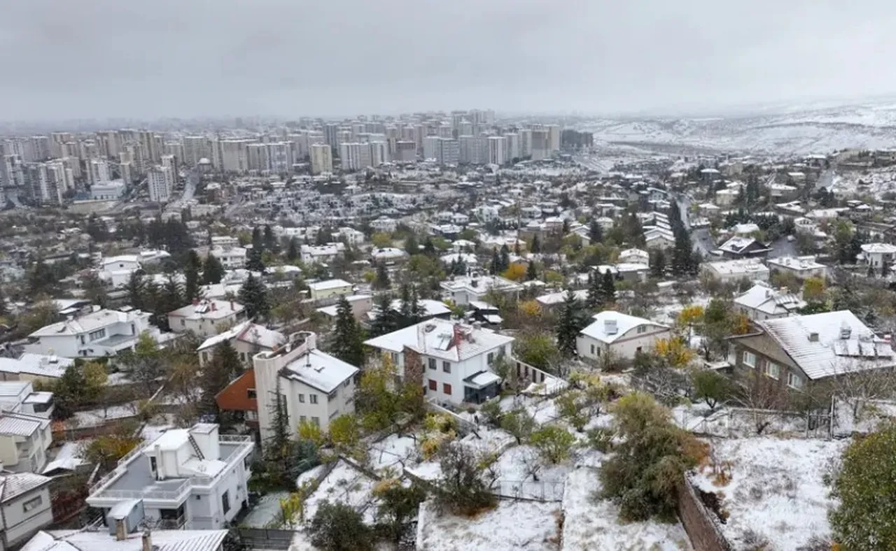 Sıcaklıklar düştü, her yer beyaza büründü! Adana'ya bile kar yağdı