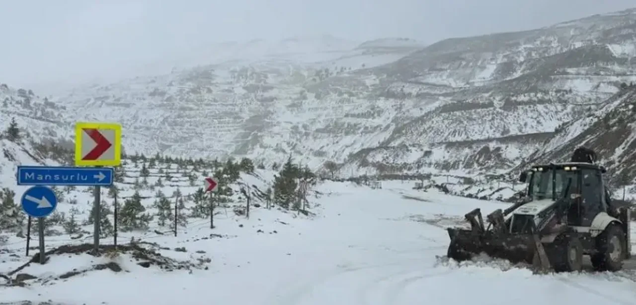 Sıcaklıklar düştü, her yer beyaza büründü! Adana'ya bile kar yağdı