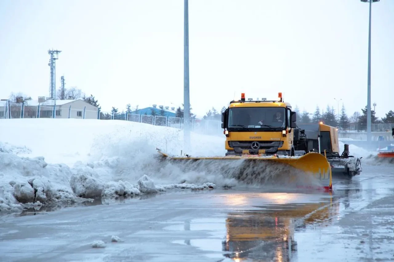 Sıcaklıklar düştü, her yer beyaza büründü! Adana'ya bile kar yağdı