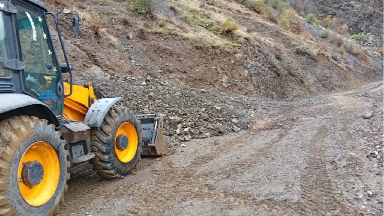 Siirt’te sağanak yağış: Heyelan yolları kapattı!