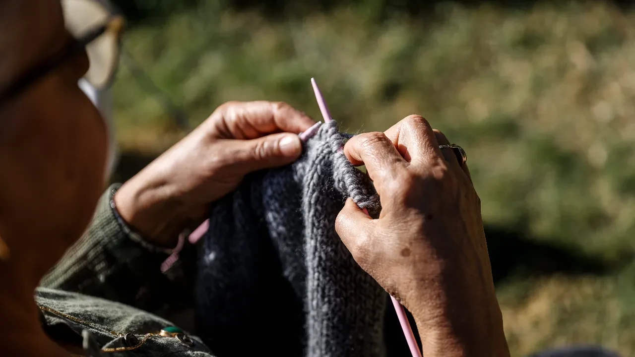 Tam 28 yıldır ihtiyaç sahipleri için ilmek atıyorlar! Gönüllü kadınlar örgüleriyle yürekleri ısıtıyor