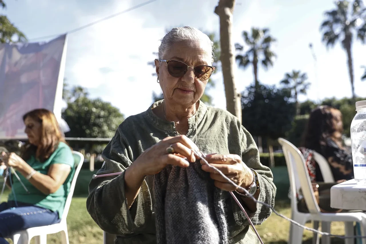 Tam 28 yıldır ihtiyaç sahipleri için ilmek atıyorlar! Gönüllü kadınlar örgüleriyle yürekleri ısıtıyor