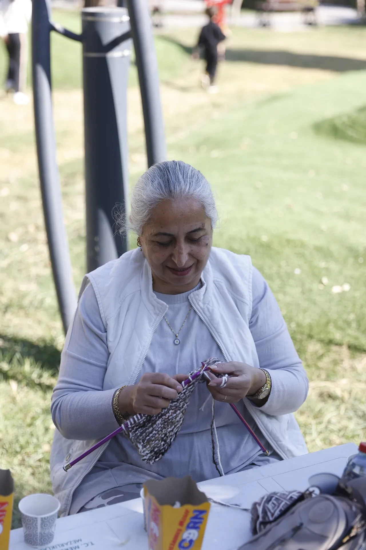 Tam 28 yıldır ihtiyaç sahipleri için ilmek atıyorlar! Gönüllü kadınlar örgüleriyle yürekleri ısıtıyor