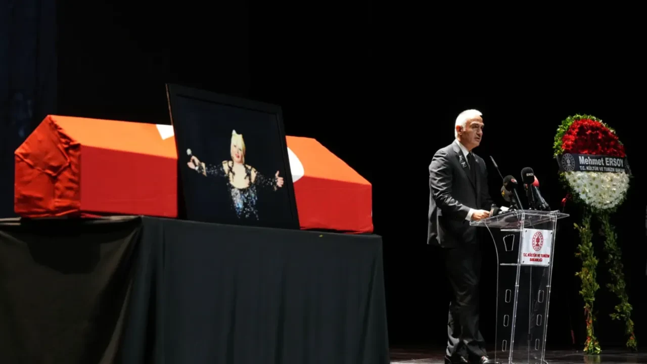 Türk sanat müziğinin efsanesi Muazzez Abacı’ya veda! Bakan Ersoy: Gönüllerimizde taht kurmuş büyük bir sanatçı