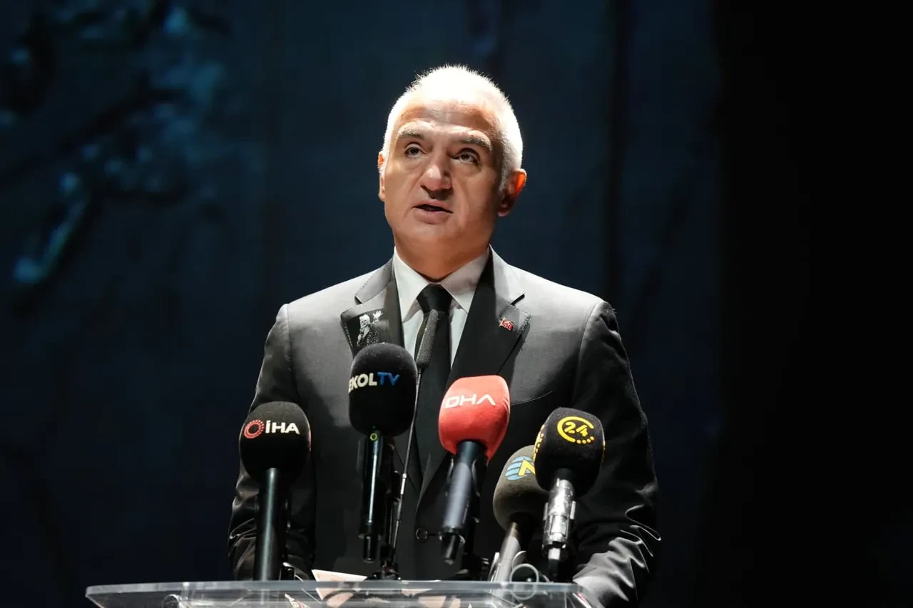 Türk sanat müziğinin efsanesi Muazzez Abacı’ya veda! Bakan Ersoy: Gönüllerimizde taht kurmuş büyük bir sanatçı