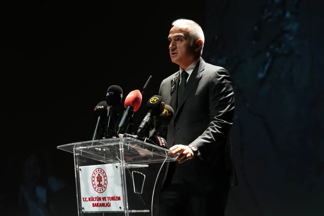 Türk sanat müziğinin efsanesi Muazzez Abacı’ya veda! Bakan Ersoy: Gönüllerimizde taht kurmuş büyük bir sanatçı