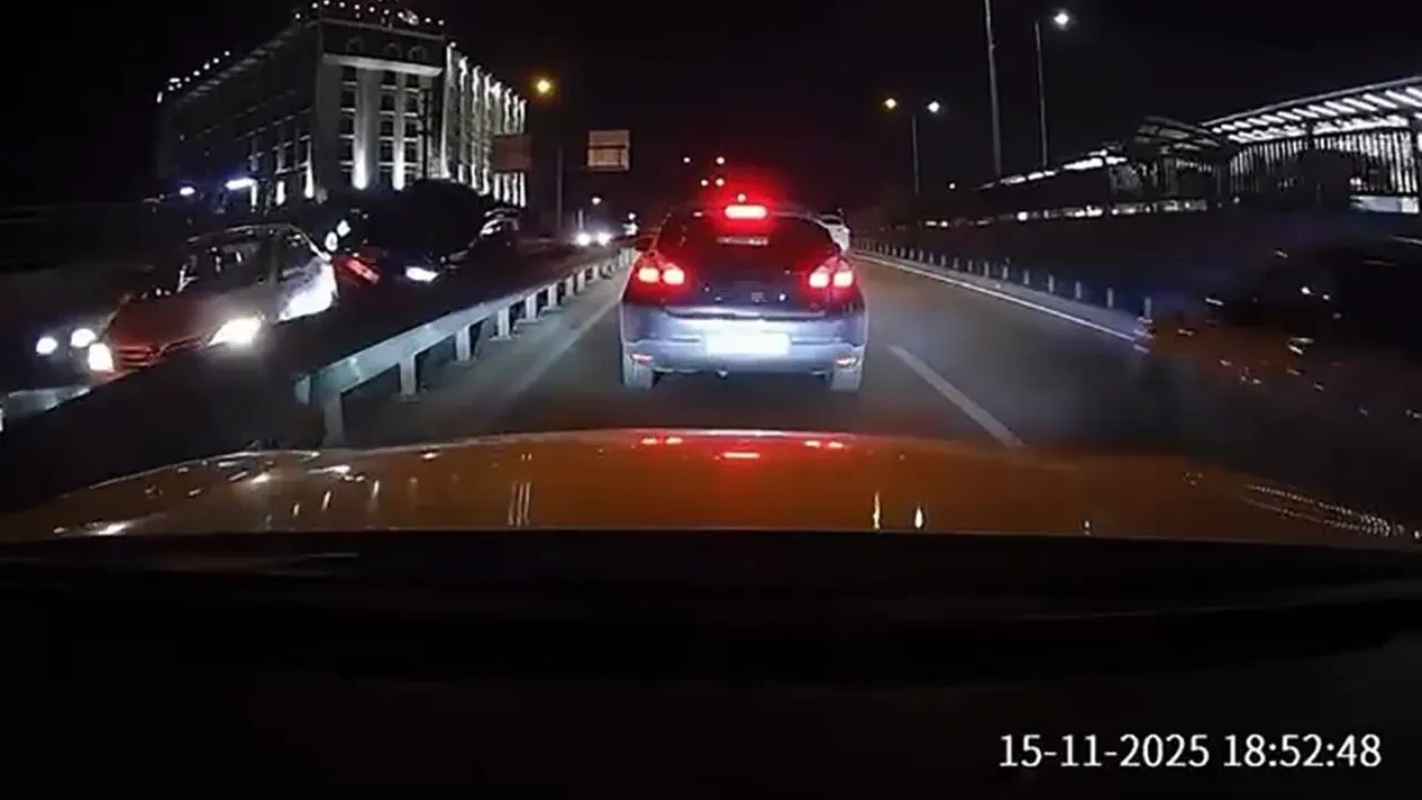 Zincirleme kaza kameraya böyle yansıdı! Batçıktaki kuyruğu görmeyen sürücü önündeki aracın üzerine çıktı