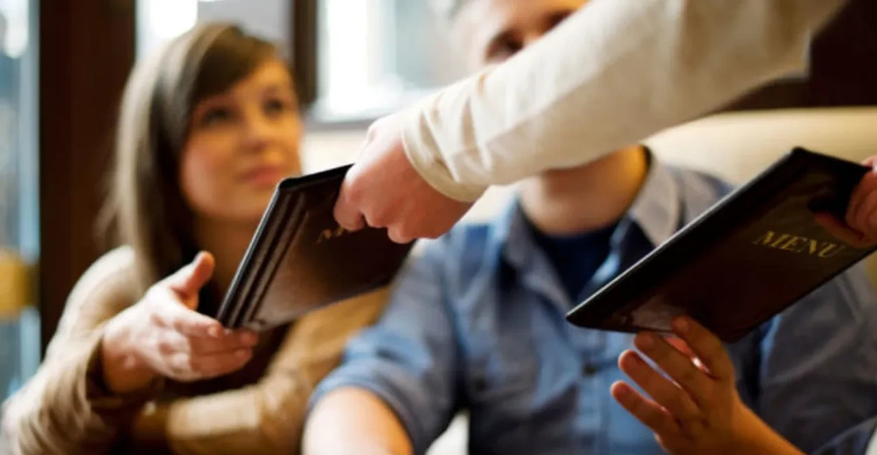 Adisyonu görünce kala kaldı! Çaya koyulan limon dilimi için kestikleri ücret yok artık dedirtti