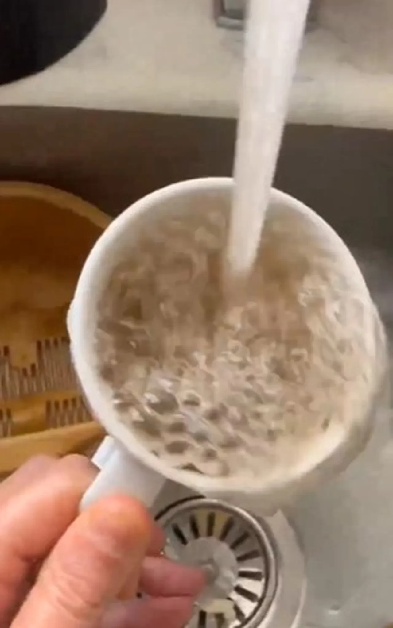 AK Parti İstanbul'un çamurlu suyunu İSKİ'ye sordu: Boşa akan su faturalandırılacak mı?