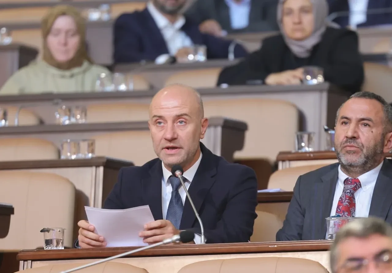 AK Parti İstanbul'un çamurlu suyunu İSKİ'ye sordu: Boşa akan su faturalandırılacak mı?