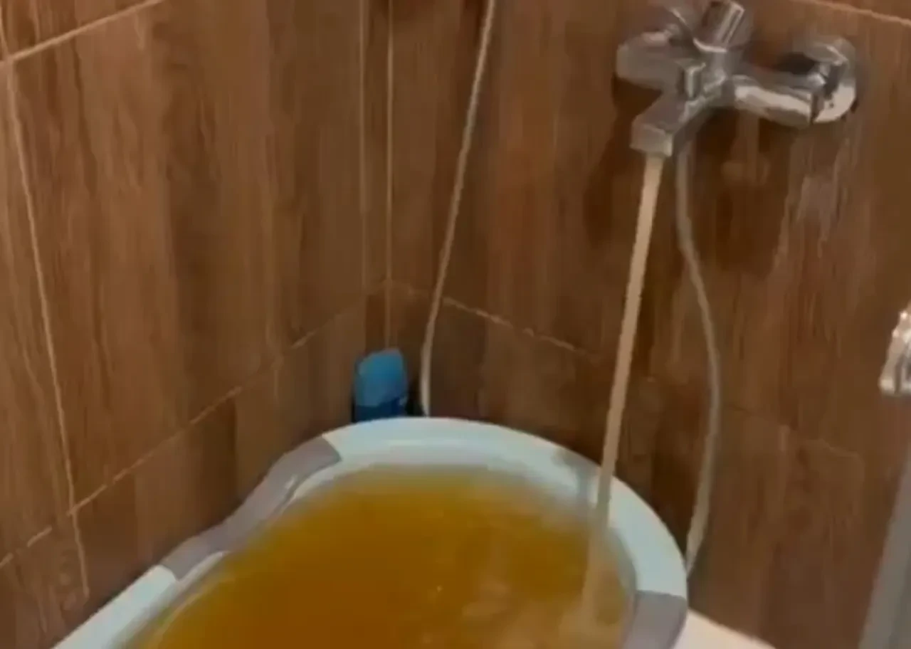 AK Parti İstanbul'un çamurlu suyunu İSKİ'ye sordu: Boşa akan su faturalandırılacak mı?