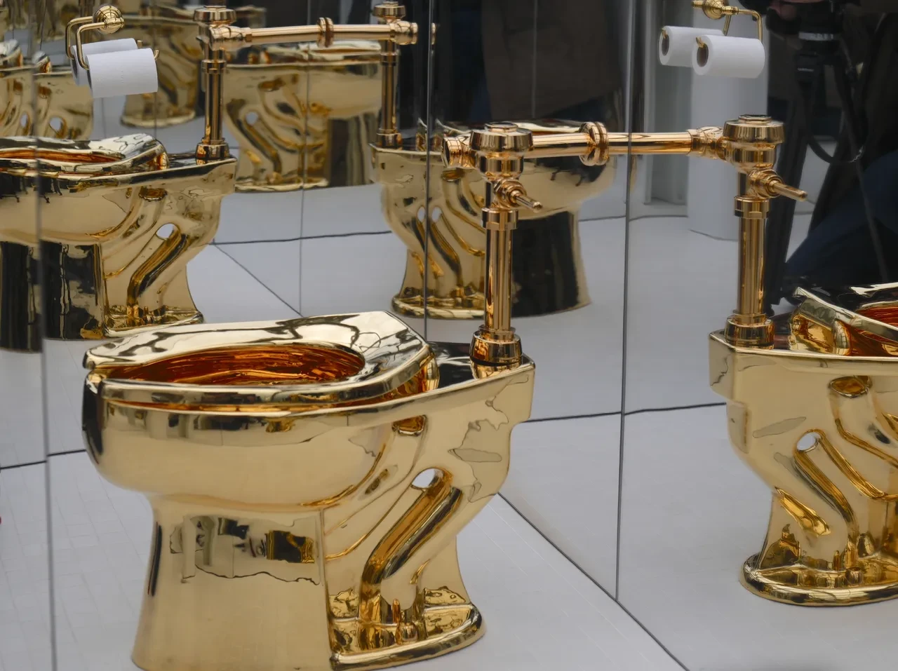 Altın klozet açık artırmaya çıktı: İtalyan sanatçının eseri konuşuluyor