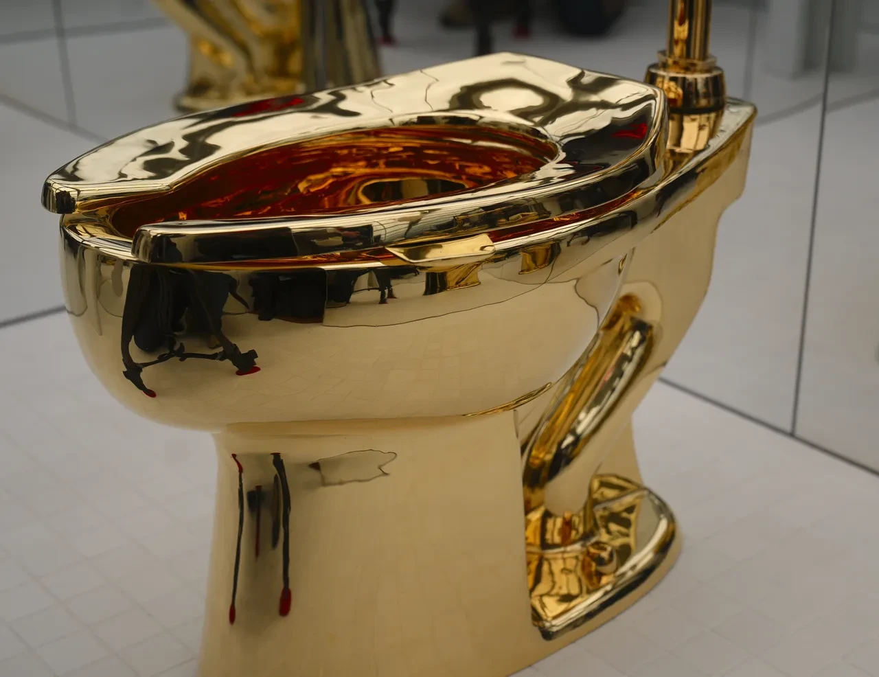 Altın klozet açık artırmaya çıktı: İtalyan sanatçının eseri konuşuluyor