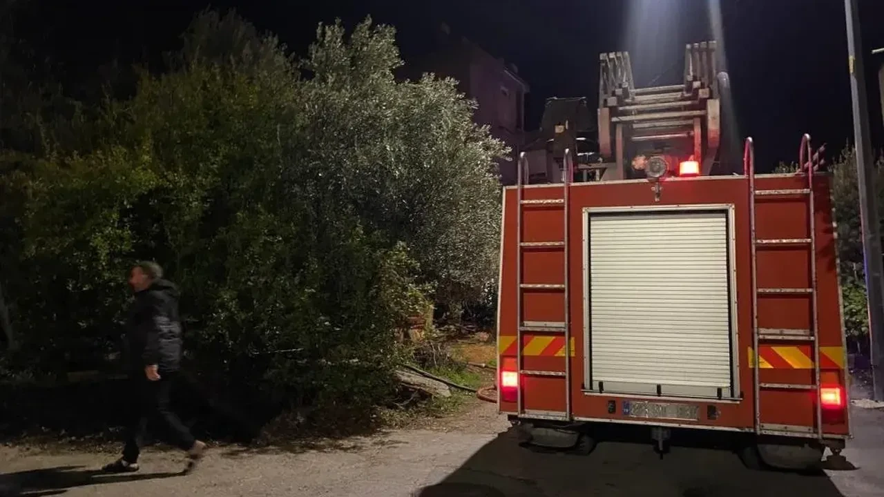 Antalya Serik’te tek katlı evde çıkan yangını itfaiye facia yaşanmadan söndürdü