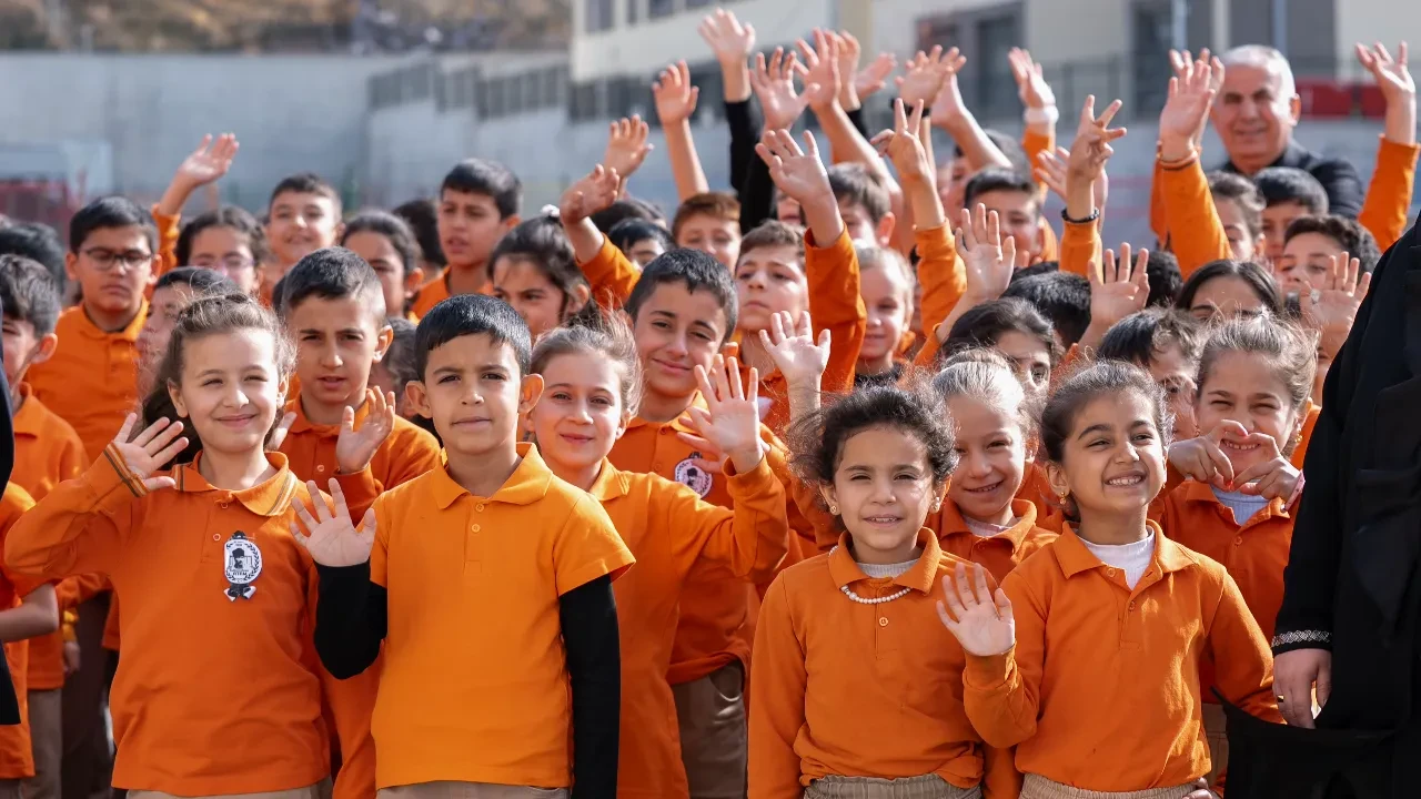 Ara tatil bitti, okullar yeniden açıldı: Milyonlarca öğrenci ders başı yaptı