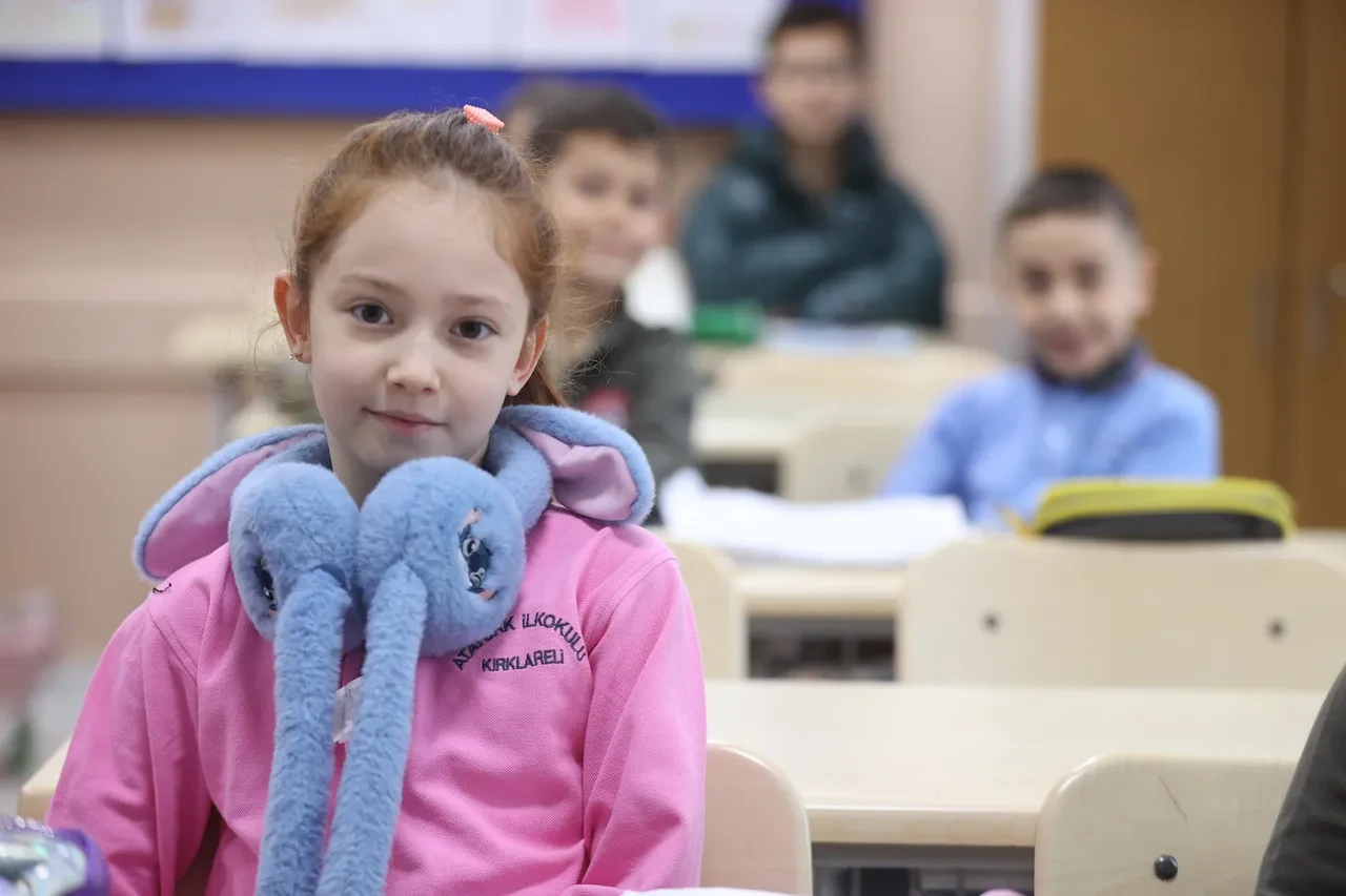 Ara tatil bitti, okullar yeniden açıldı: Milyonlarca öğrenci ders başı yaptı