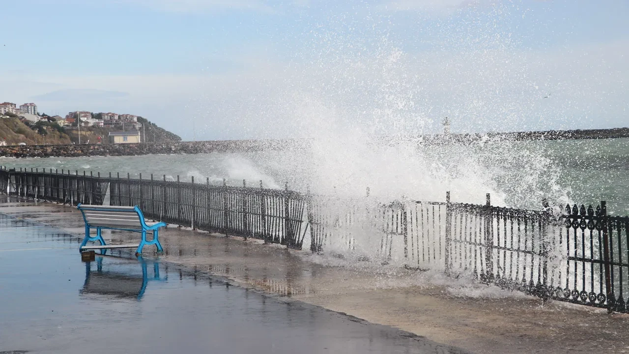 Deniz ulaşımına hava muhalefeti! Feribot seferleri iptal edildi