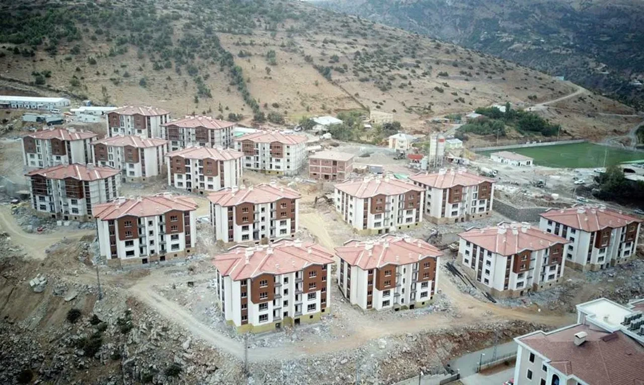 Deprem sonrası çuvallara doldurup çıkarttı! Enkazdan kurtardıkları şaşkına çevirdi