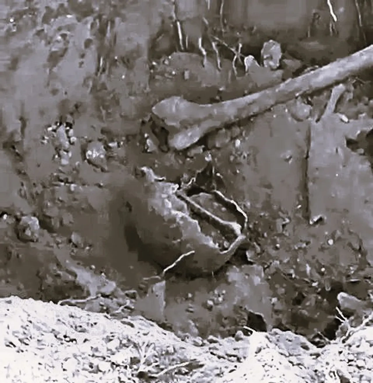 DSİ ekipleri dehşete düştü! Su borusu için kazdıkları yerden iskelet dolu küpler çıktı!