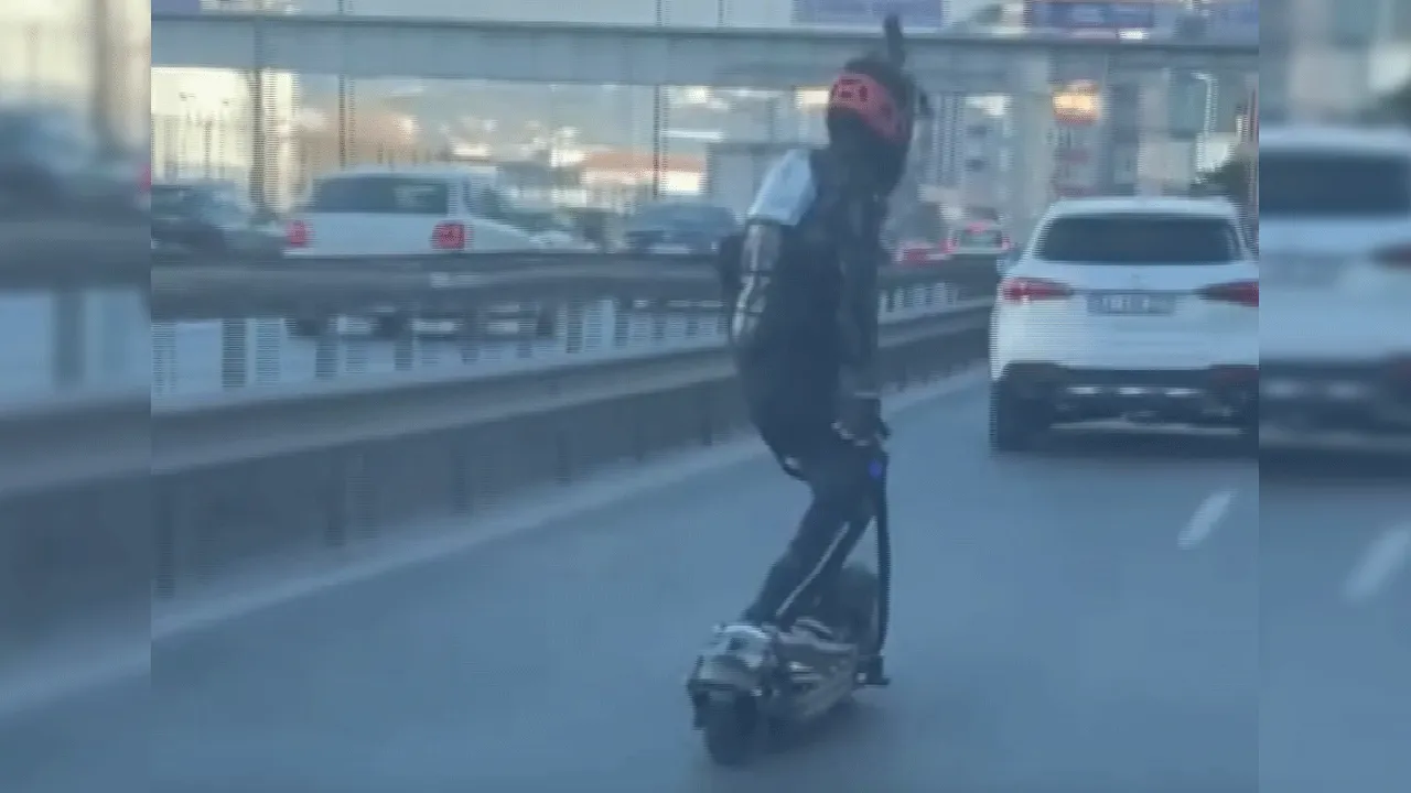 E-5'te scooter'lu sürücüyü görenler sabır diledi! Sıra dışı yolculuk kameralara yansıdı
